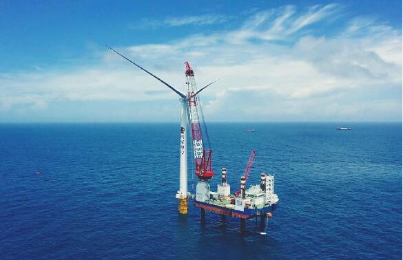 廣東省單機容量最大海上風電項目首臺風機吊裝成功