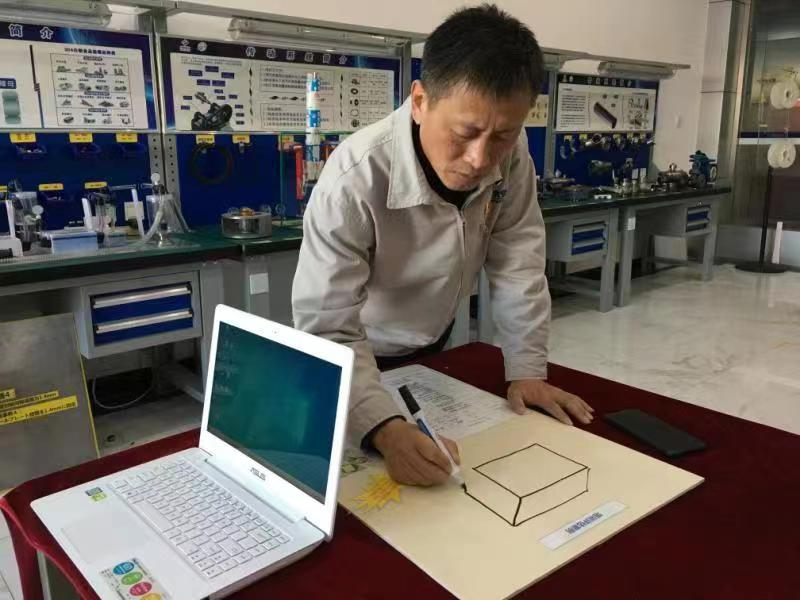 “省勞動模范頭銜，是靠實干贏得的”