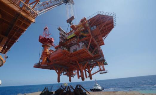 我國首個標準化無人油氣平臺完成海上安裝