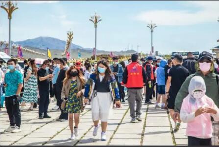 旅游市場隨暑熱升溫 多景區日均游客量破萬人