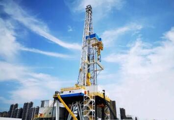 我國自主研制的8000米靜音型自動化石油鉆機服務烏干達首個油田建設