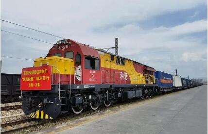 云南首趟“鐵路快通”國際貨物列車發運
