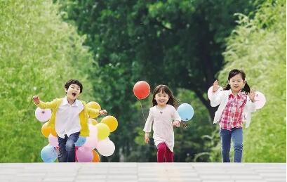 鼓勵生三孩的政策來了！涉及住房、休假、就業、子女教育