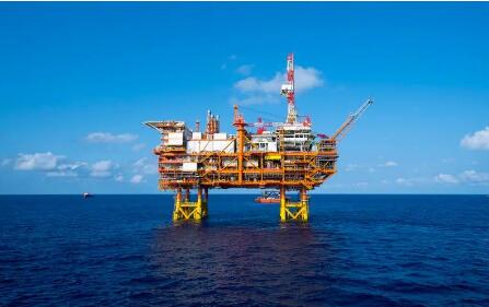 亞洲最大海上石油生產平臺完成浮托安裝