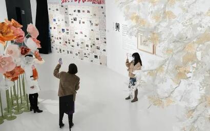 拍照打卡者眾多，藝術展變“景區”？