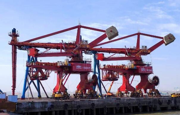 振華重工第二代螺旋卸船機完成首次作業