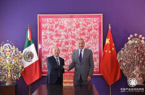 五糧液拜訪墨西哥大使館，慶祝中墨建交50周年禮贈傳世經典