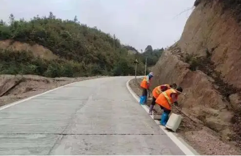 配上“路管家” 護好鄉村路 云南全面推進實施農村公路路長制