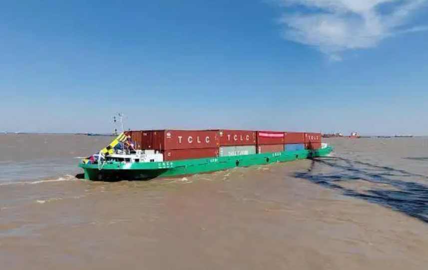 全國首艘120標箱純電動內河集裝箱船在江蘇太倉首航