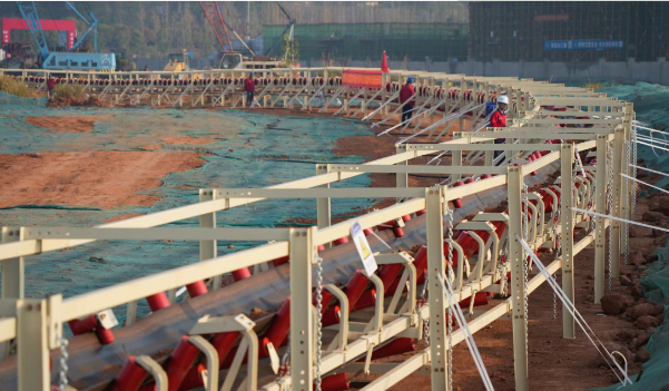 全球首臺螺旋斜坡道小轉彎連續皮帶機下線