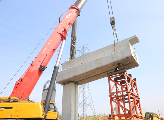 濟曲快速路十一標段項目部首榀預制蓋梁成功吊裝