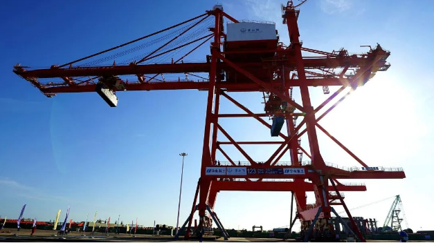 中國華電自主研發的首臺套新型高效穿越式岸橋全球首發