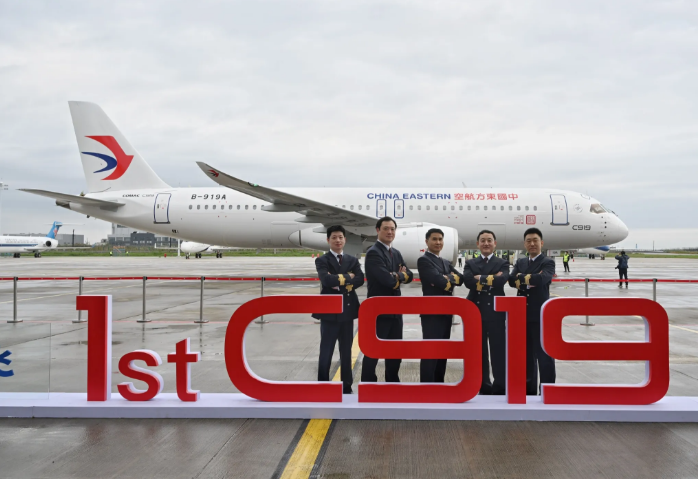 中國東方航空接收全球首架國產C919飛機