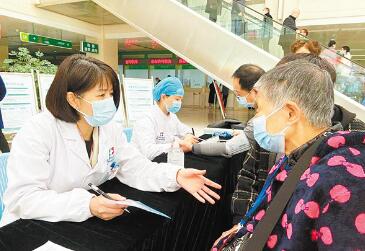 “新十條”發布后 如何保障脆弱人群看病就醫