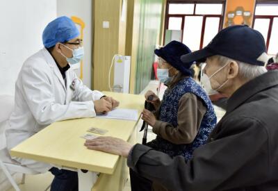 老年人出現癥狀何時需要就醫？感染后要注意什么？