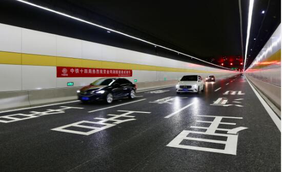 中鐵十四局承建的國內最長明挖城市湖底公軌共建隧道通車