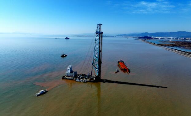 國內最大跨度跨海橋梁首根鋼管樁試樁成功