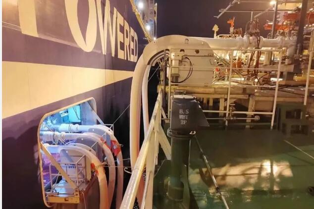 國產首套LNG船對船加注系統完成首船加注