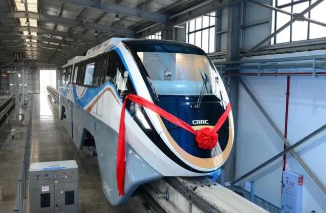 國內首列多適應性中運量單軌系統車輛在渝下線