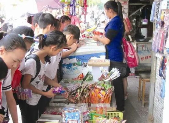 不能讓學校周邊小食品游離監管之外