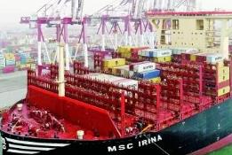 全球最大裝箱量新造集裝箱船安全拖帶出江