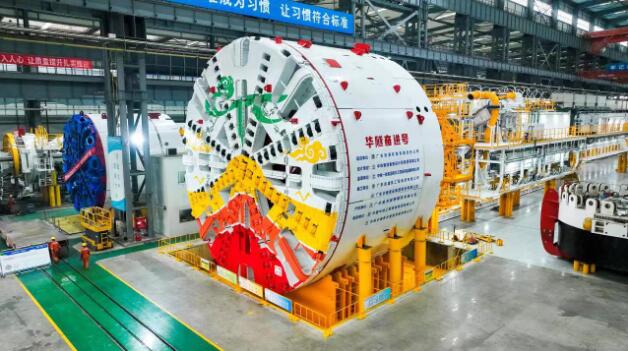 國內首臺超大直徑TBM/泥水單護盾雙模盾構機“華隧奮進號”下線