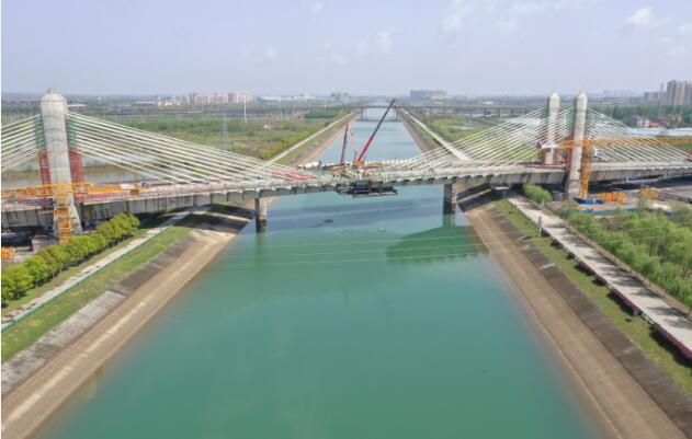 國內首座跨越引江濟漢運河矮塔斜拉橋合龍