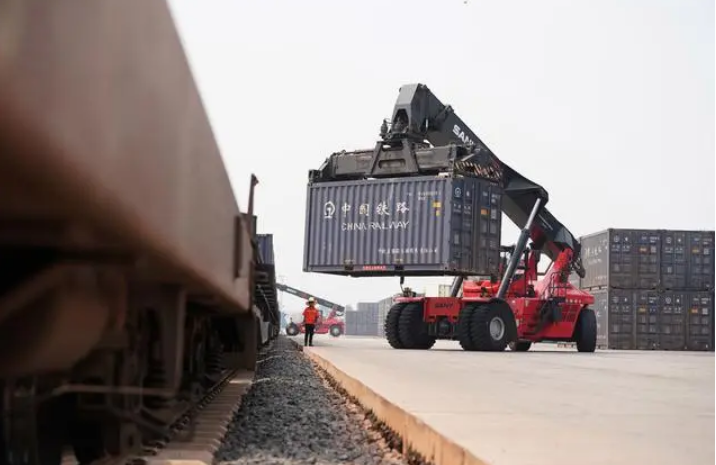 中老鐵路老撾段單日客貨運量雙破萬