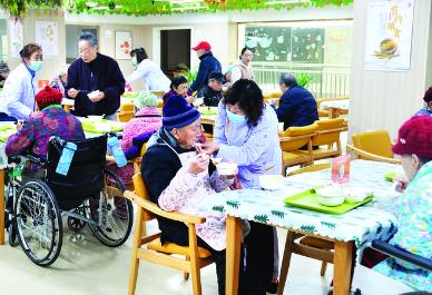 多地探索建設社區日間照料中心 拓展社區養老服務功能