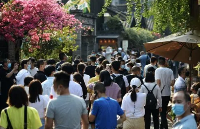 “五一”旅游熱折射經濟潛力