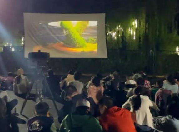 邊觀影邊排隊 景區降“躁”很貼心
