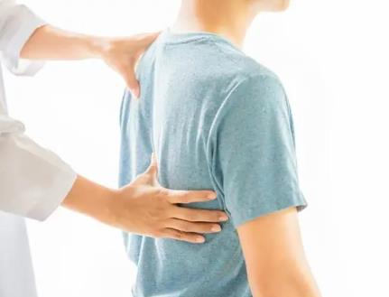 青少年要警惕特發性脊柱側凸