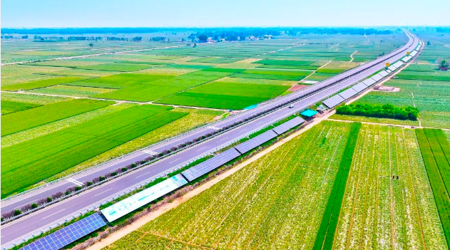 中國能建投資建設的全國首個全路域交能融合示范工程首批并網發電