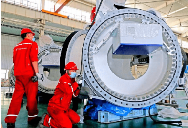 在天然風場緊抓發展“風口”——新疆風能裝備制造業風頭正勁