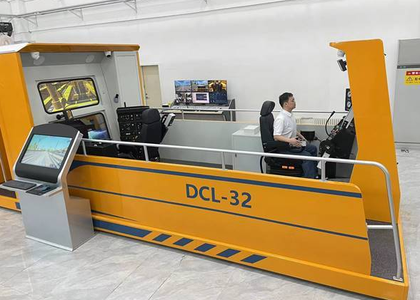 國內首臺套大型養路機械實訓系統落地國家能源集團