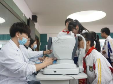 近視高發于小學低年級 專家建議每3個月篩查視力