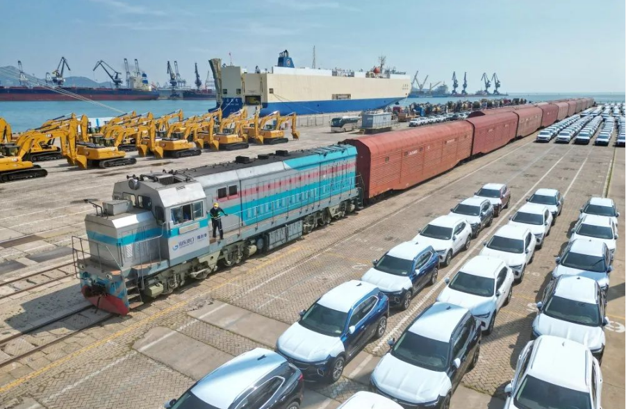 山東首條“東北亞—煙臺—中亞”商品車水鐵聯運過境中轉班列常態化運行