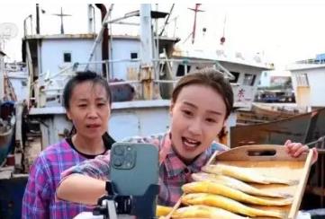 電商促銷季海產品火爆 商戶直播帶貨增收忙