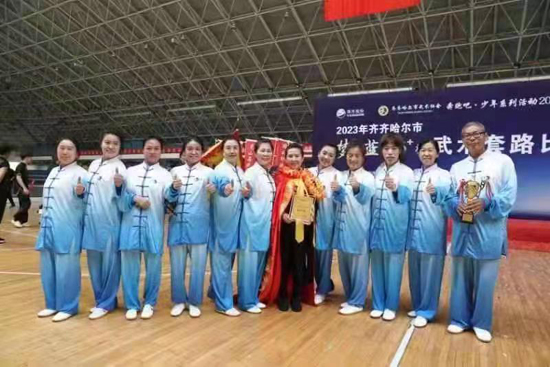 “獲金牌專業戶” ——記黑龍江省富裕縣老年大學太極拳教師、齊市太極拳“王中王”黃宏新