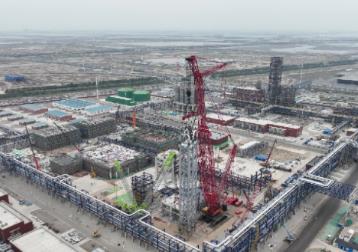 世界單套最大環管反應器吊裝成功