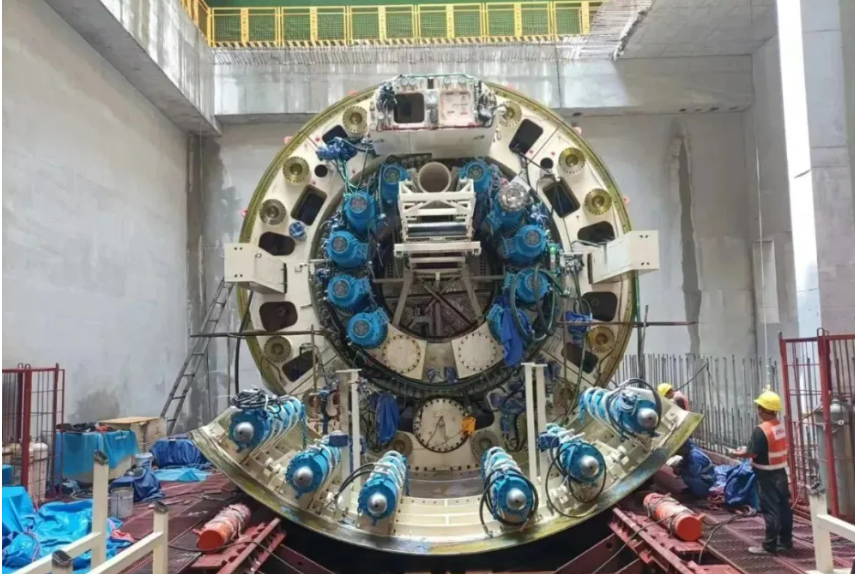 我國自主研制的大直徑雙護盾土壓組合式盾構機始發