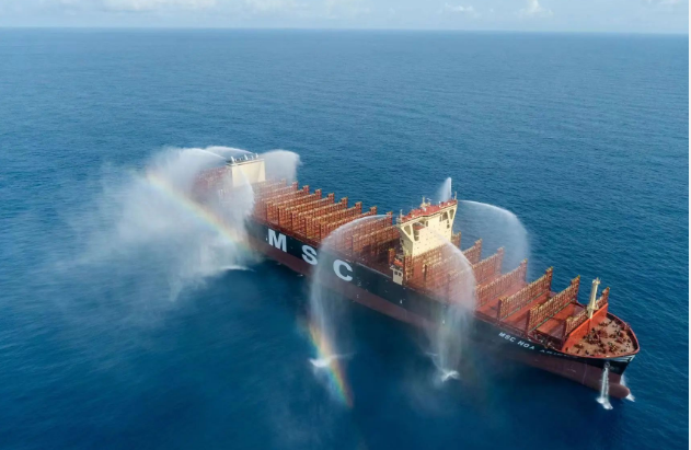 華南地區建造的最大噸位集裝箱船命名交付