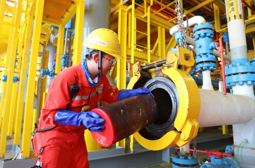 “深海一號”大氣田完成首次超深水海管清管作業