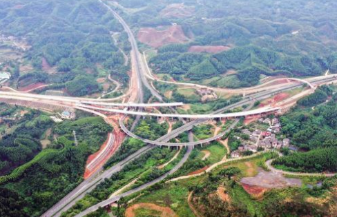 四川省首座“三條高速公路交匯”樞紐互通主體結構工程完工