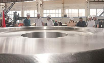 中信重工造水輪機組超大型轉輪中心體鍛件下線