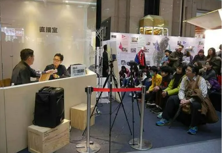 “書展”聯手“直播” 圖書生意紅火有道