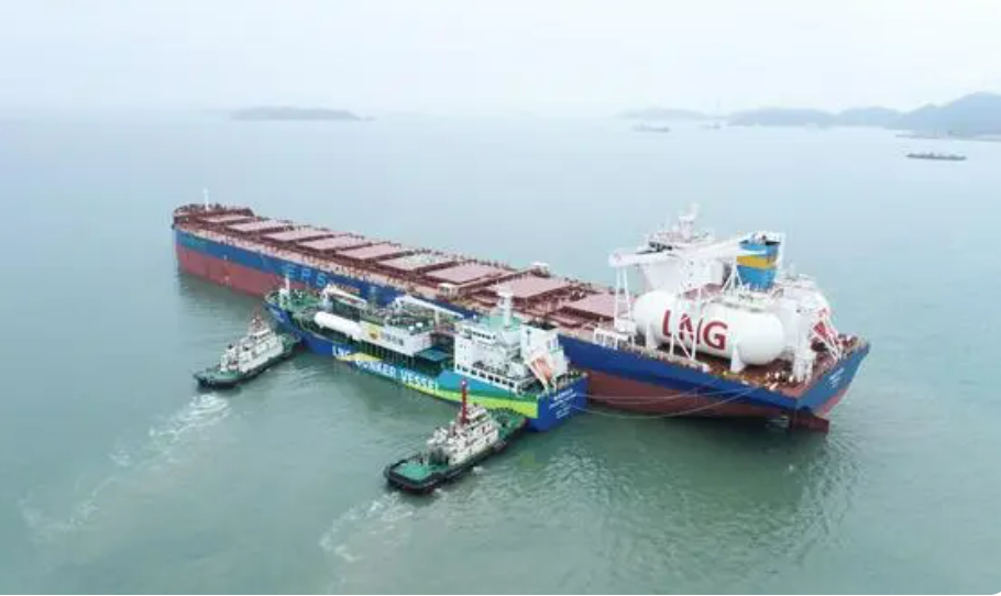 我國完成首單散貨船海上液化天然氣加注 實現“雙突破”