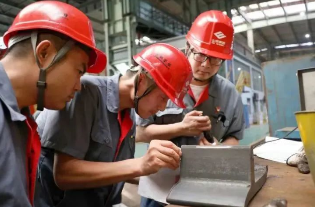 打破國外壟斷！山鋼集團280規格單齒履帶鋼熱軋試制成功