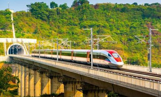 東南亞地區首條高鐵！中印尼合建雅萬高鐵開通運行