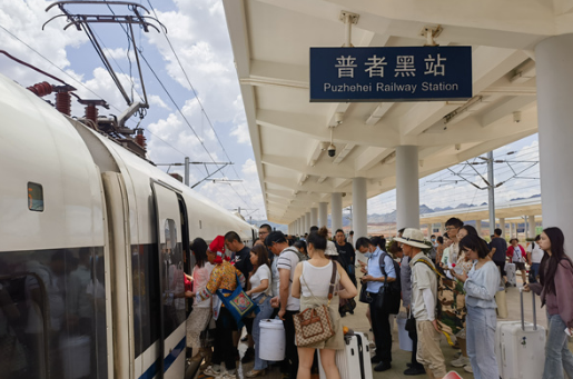 吞吐量創歷史新高 云南鐵路暑運發送旅客逾2200萬人次